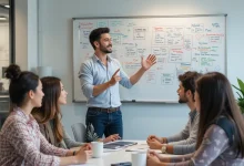 قائد يظهر الذكاء العاطفي من خلال تقديم عرض تفاعلي وتعبيرات إيجابية لفريق متنوع ومنتبه في غرفة اجتماعات عصرية، مع وجود لوح أبيض مليء بالملاحظات في الخلفية.